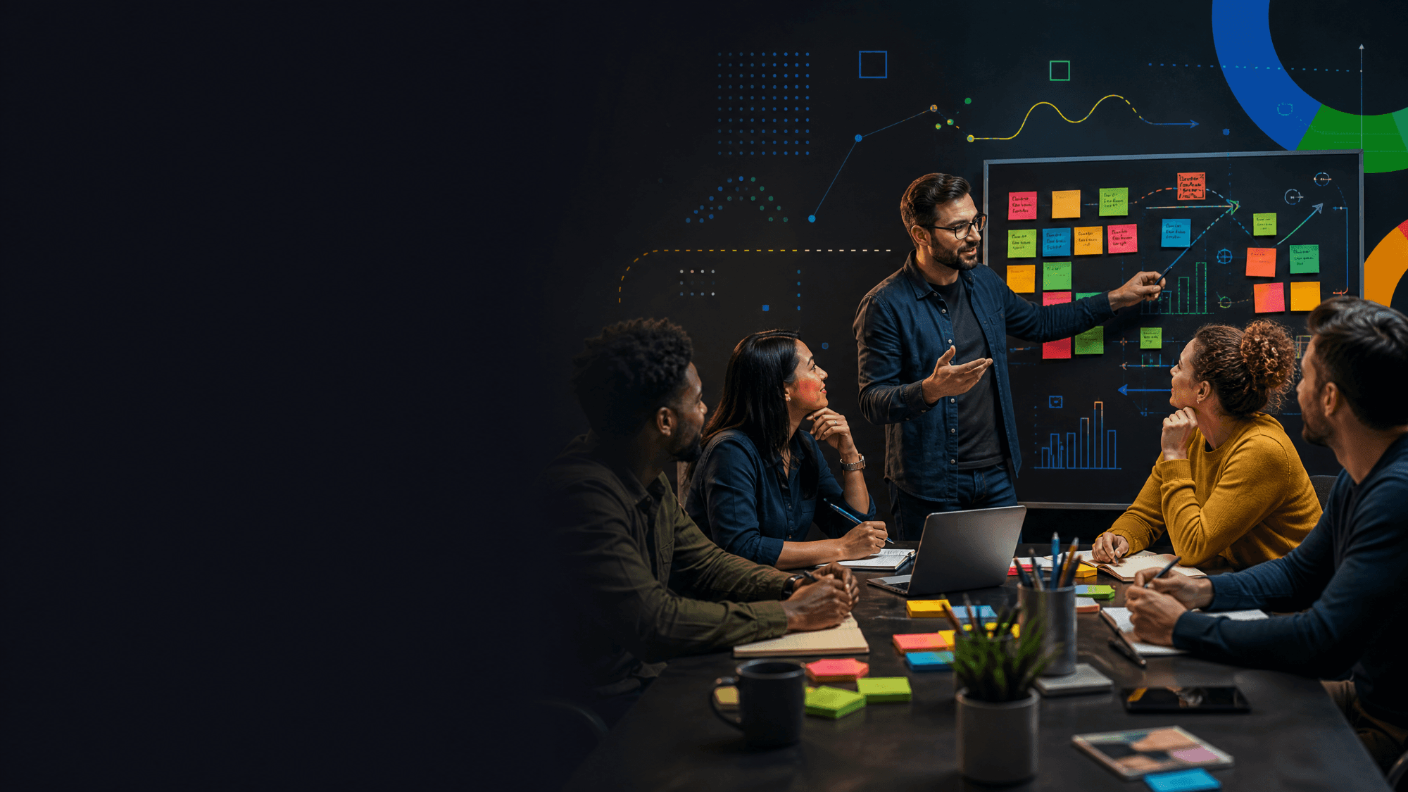 Equipe participando de treinamento corporativo presencial com facilitador, quadro estratégico e dinâmica colaborativa.